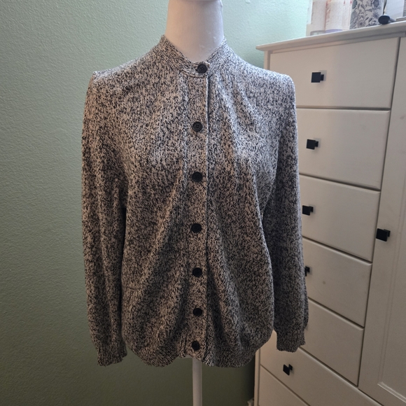 💚 2/$12 or 3/$17  Isaac Mizrahi Black & Creamy White Knit Cardigan - Picture 2 of 8